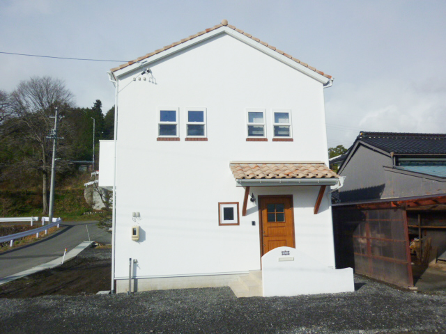 完成外観 南箕輪 H様邸 白壁と素焼きテラコッタ瓦の南欧プロバンス住宅カーサカリーナ 白壁の家づくりアメックスホーム住宅工務店